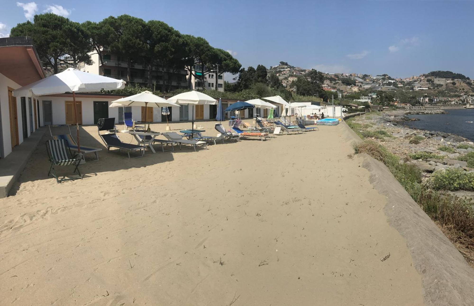 Tirrenia Beach House - Sea Front With Private Beach Сан Ремо Екстериор снимка