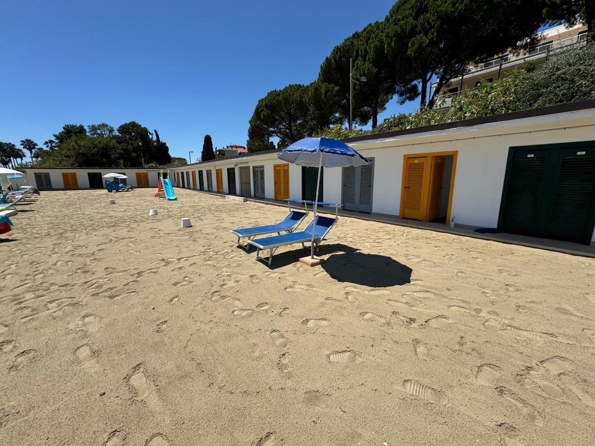 Tirrenia Beach House - Sea Front With Private Beach Сан Ремо Екстериор снимка