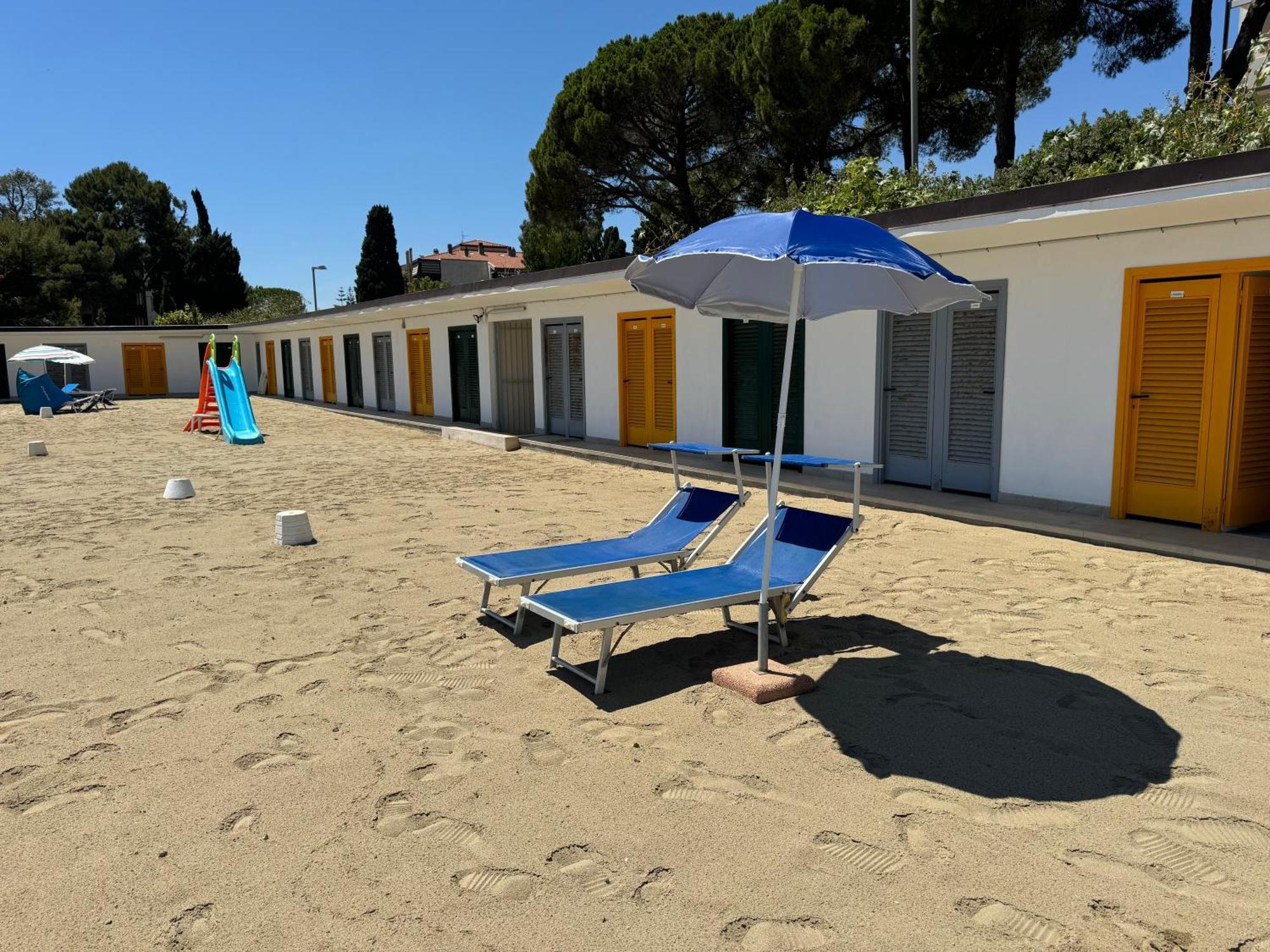 Tirrenia Beach House - Sea Front With Private Beach Сан Ремо Екстериор снимка